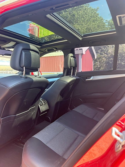 Mercedes-Benz C220 3 of 5