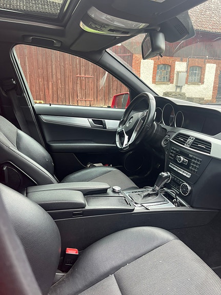 Mercedes-Benz C220 2 of 5