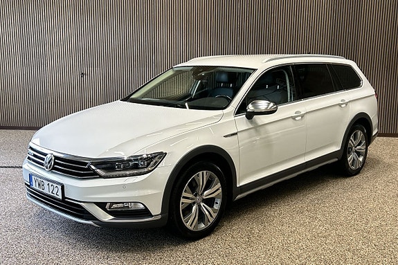 Volkswagen Passat Alltrack 2 of 5