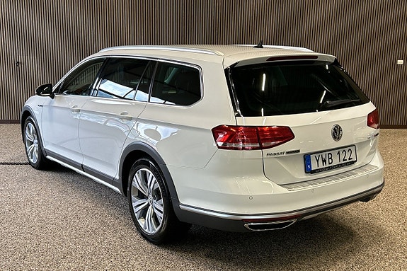 Volkswagen Passat Alltrack 3 of 5