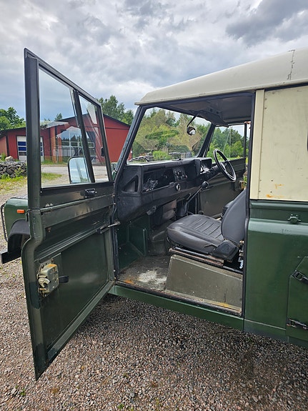 Land Rover Defender 110 5 of 5