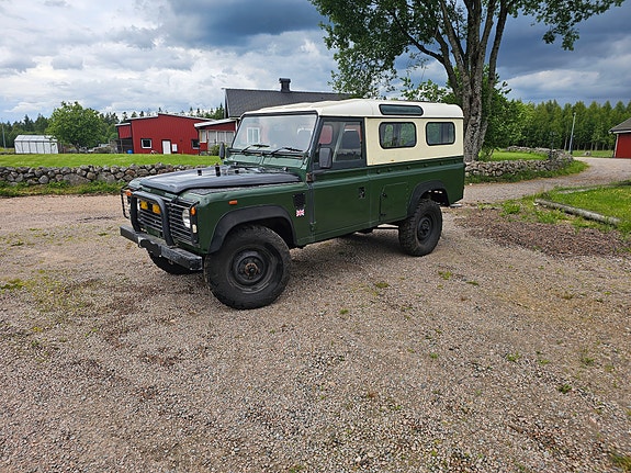 Land Rover Defender 110 4 of 5