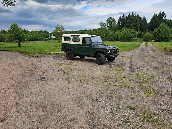 Land Rover Defender 110 2 of 5