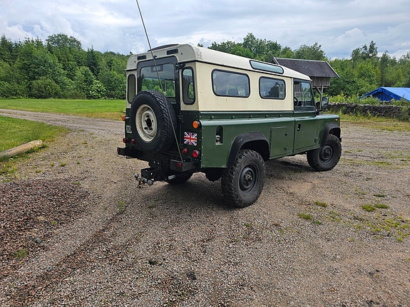 Land Rover Defender 110 3 of 5