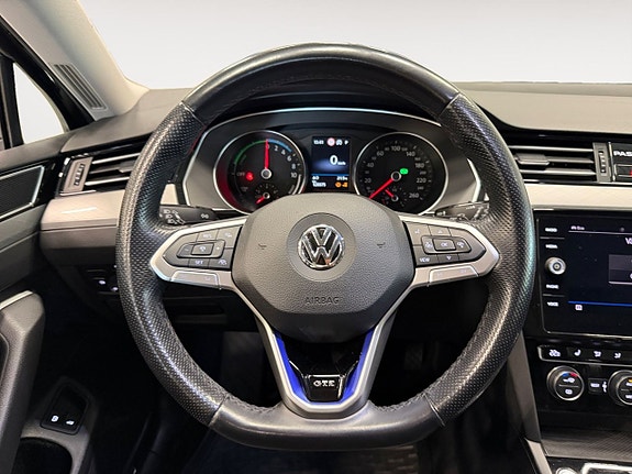 Volkswagen Passat 13 of 23