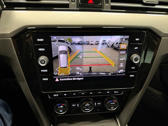 Volkswagen Passat 19 of 23