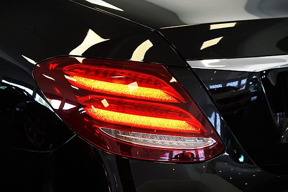 Mercedes-Benz E220 3 of 5