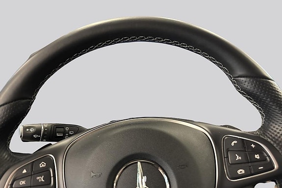 Mercedes-Benz V300 10 of 23
