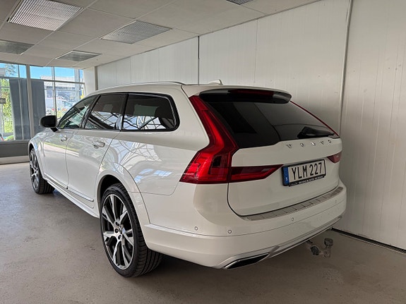 Volvo V90 Cross Country 3 of 5