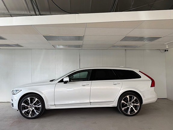 Volvo V90 Cross Country 2 of 5