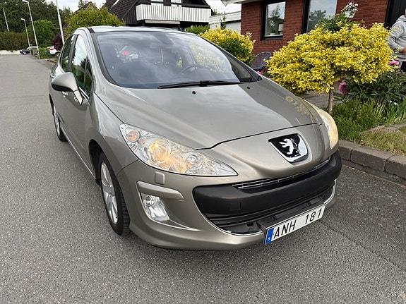 Peugeot 308 2 of 5