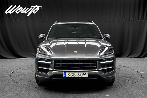 Porsche Cayenne 2 of 5