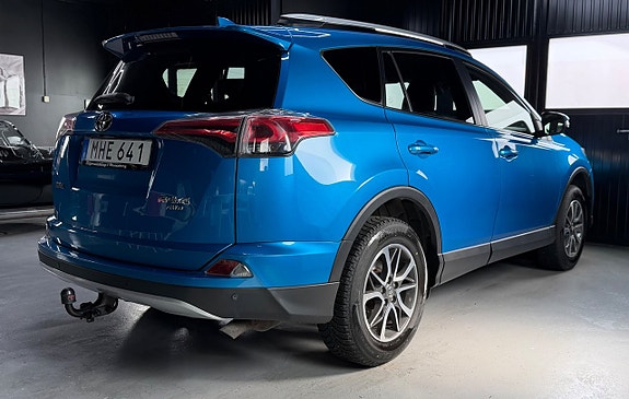 Toyota RAV4 4 of 5