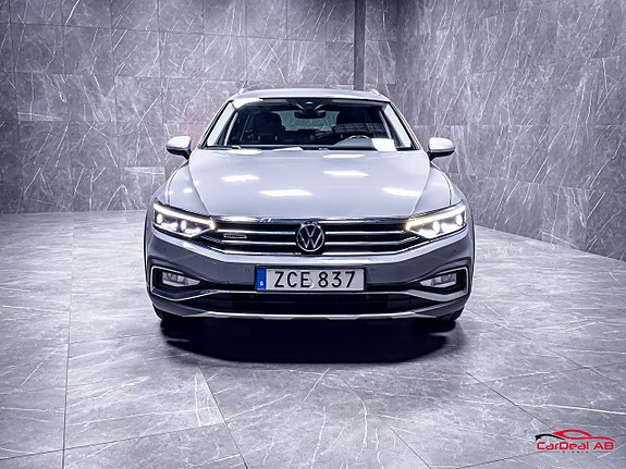 Volkswagen Passat Alltrack 2 of 30