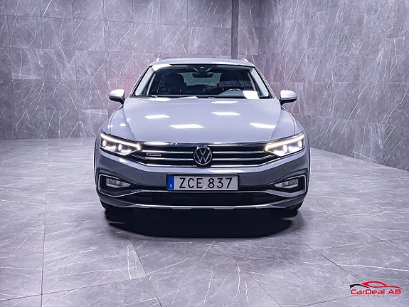 Volkswagen Passat Alltrack 2 of 5