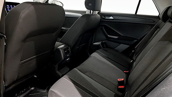 Volkswagen T-Roc 11 of 18