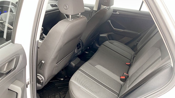 Volkswagen T-Roc 10 of 13