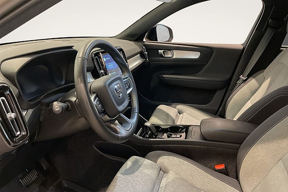 Volvo XC40 2 of 5