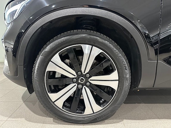 Volvo XC40 3 of 5