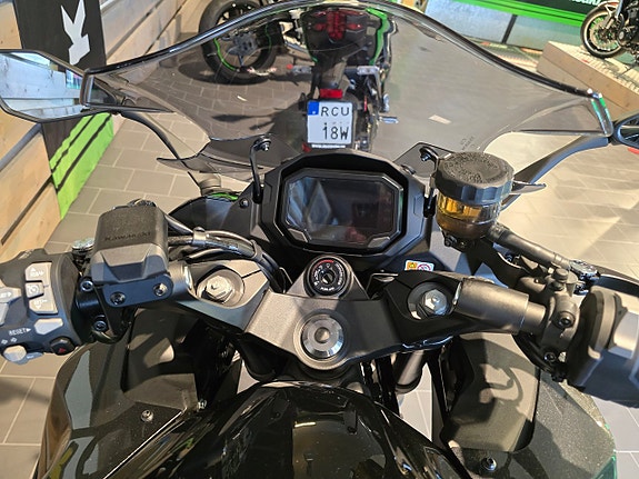 Kawasaki Ninja 1100SX Tourer 10 of 12