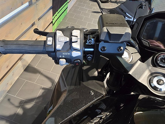 Kawasaki Ninja 1100SX Tourer 9 of 12