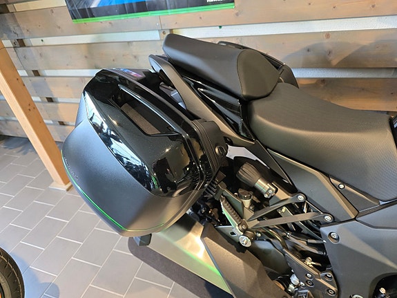 Kawasaki Ninja 1100SX Tourer 2 of 12