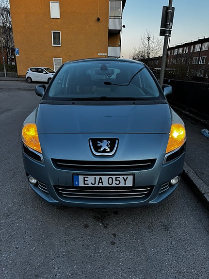 Peugeot 5008 2 of 5