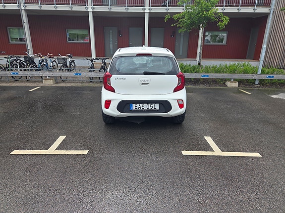 Kia Picanto 2 of 5