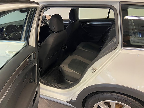 Volkswagen Golf Alltrack 3 of 5