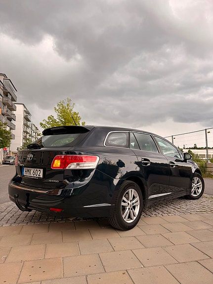 Toyota Avensis 2 of 4