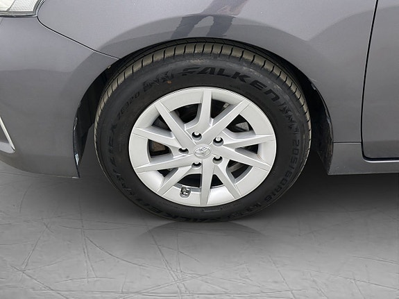 Toyota Prius+ 25 of 28