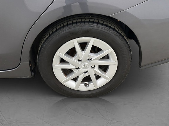 Toyota Prius+ 26 of 28