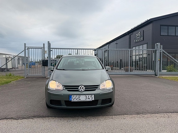 Volkswagen Golf V 8 of 8