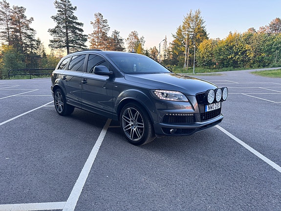 Audi Q7 2 of 5