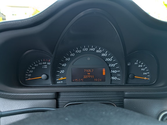 Mercedes-Benz C180 4 of 5