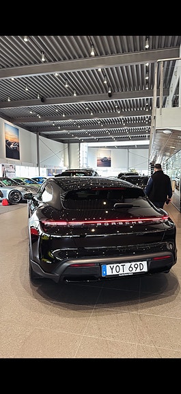 Porsche Taycan Cross Turismo 3 of 5