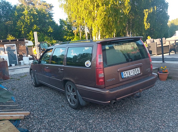 Volvo V70 2 of 5