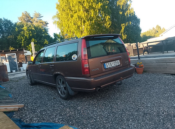 Volvo V70 3 of 5