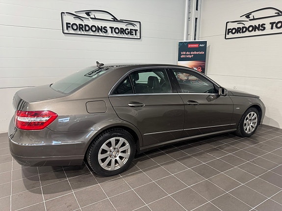 Mercedes-Benz E200 4 of 5