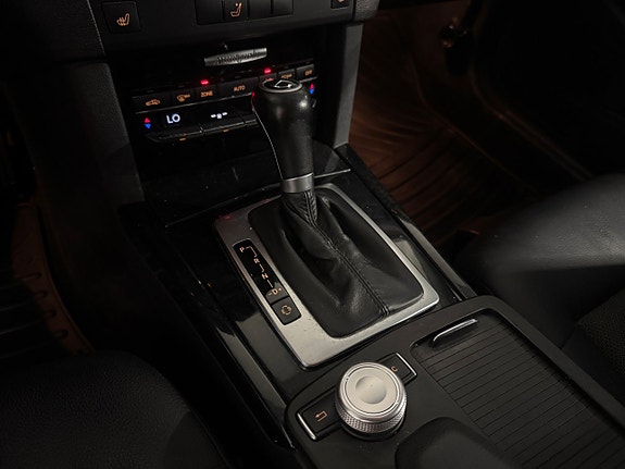 Mercedes-Benz E200 11 of 14