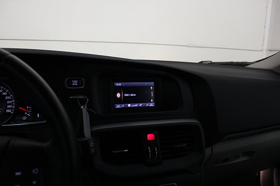 Volvo V40 12 of 16