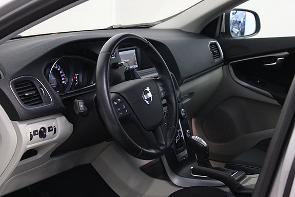 Volvo V40 10 of 16