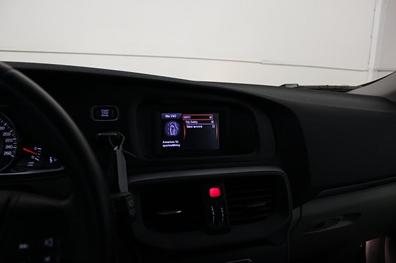 Volvo V40 13 of 16