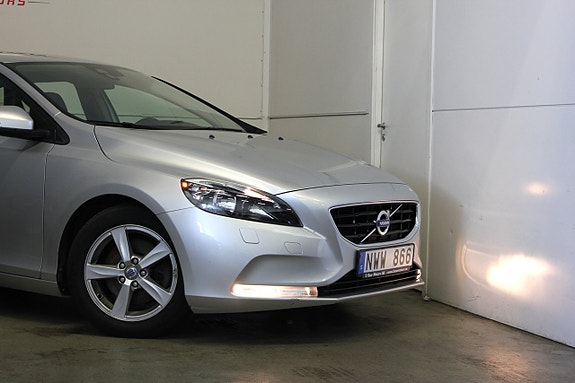 Volvo V40 2 of 16