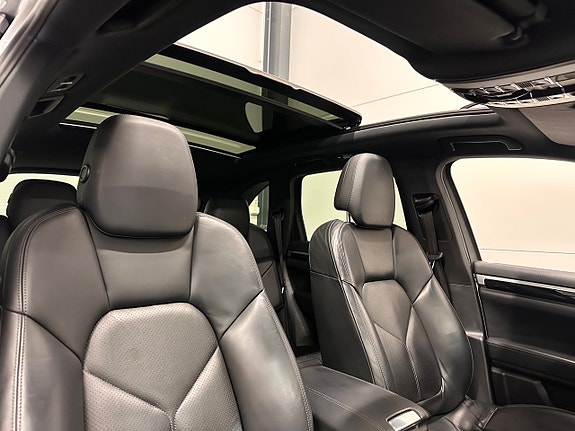 Porsche Cayenne 11 of 30