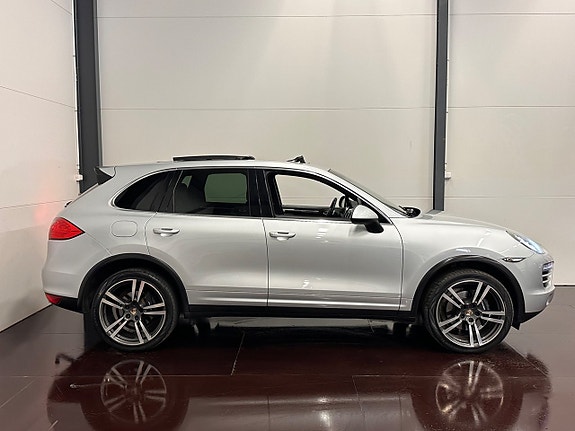 Porsche Cayenne 3 of 5
