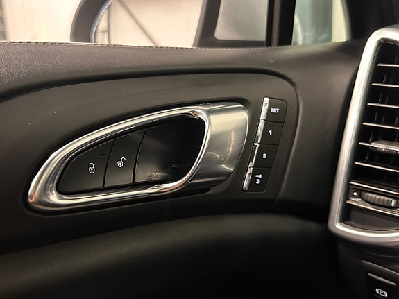 Porsche Cayenne 19 of 30