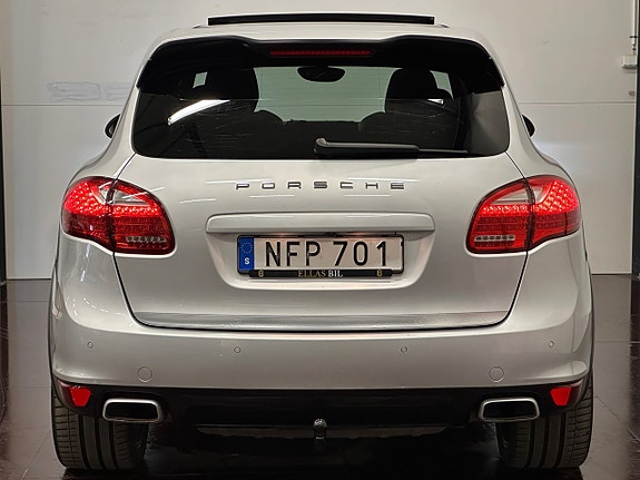 Porsche Cayenne 4 of 5
