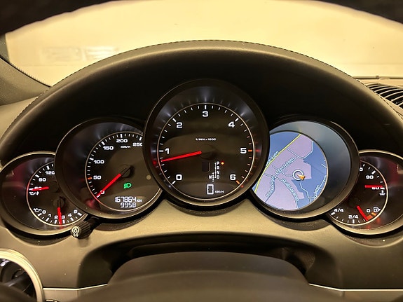 Porsche Cayenne 16 of 30