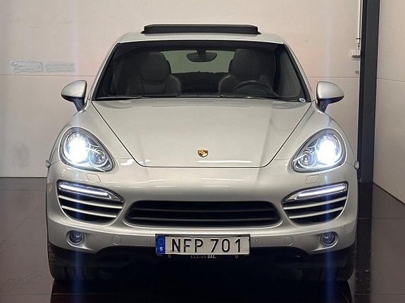 Porsche Cayenne 2 of 5